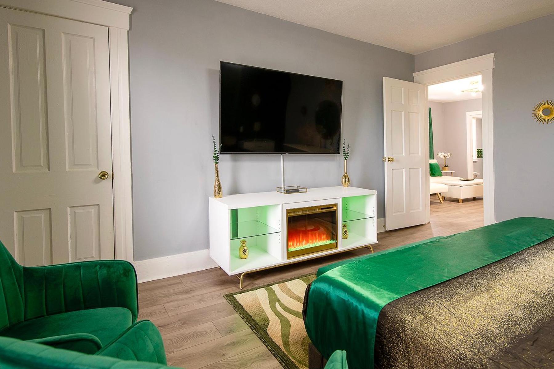The Tremont Emerald - By Christmas Story House - Historic Charm & Modern Comfort Near Downtown With Parking, 300Mb Wifi & Self Check-In Cleveland Exterior photo
