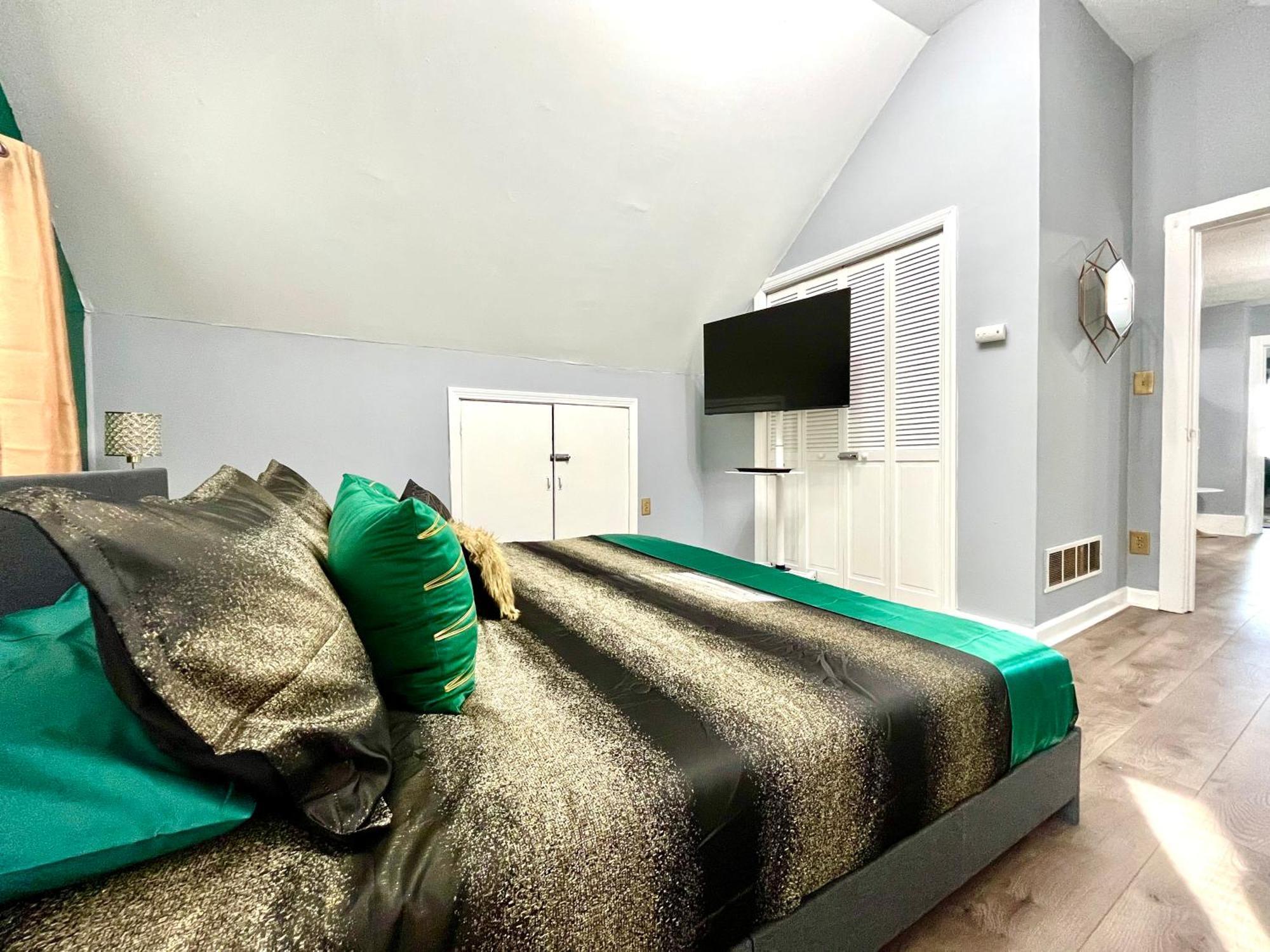 The Tremont Emerald - By Christmas Story House - Historic Charm & Modern Comfort Near Downtown With Parking, 300Mb Wifi & Self Check-In Cleveland Exterior photo